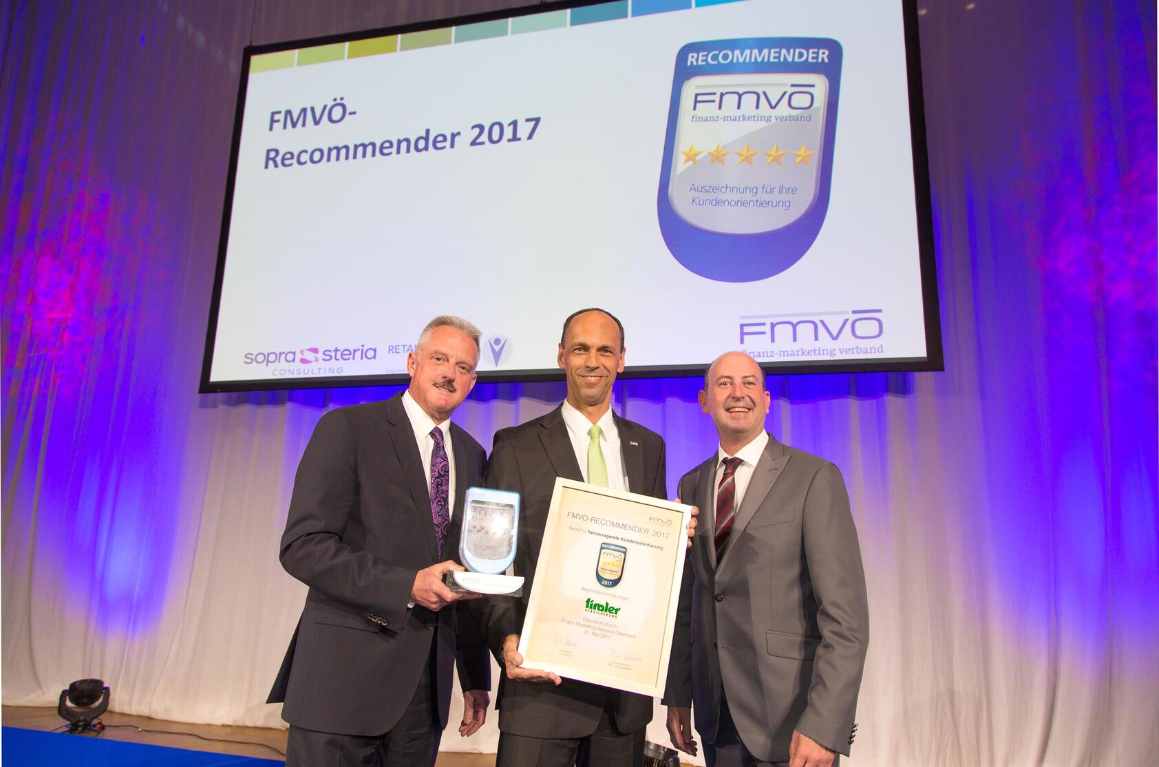 Vorstand Mag. Franz Mair (Mitte) erhält für die TIROLER VERSICHERUNG als bester Regionalversicherer Österreichs den Recommender Award 2017 für „Hervorragende Kundenorientierung“. Im Bild mit FMVÖ-Präsident Erich Mayer (links) und Vizepräsident Robert Sobotka. Foto: FMVÖ